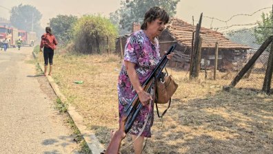 Село Воден е в огнен капан, хората спасяват най-ценното си (СНИМКИ)