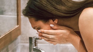 Дерматолог изброи грешките при миене на лицето: Спрете да се бършете с мокри кърпи