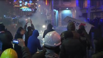 Сълзотворен газ за протест срещу контрола в интернет