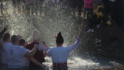 Ивановден е! Обредното къпане от Йордановден продължава, но с други ритуали