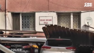 Ураганен вятър във Враца остави семейство без покрив над главата