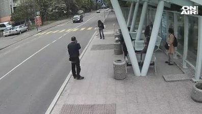 Мъжът, който ритна баба на спирка в Бургас - на свобода