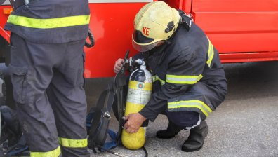 Пожар пламна и изгори покрива на склад в Русе