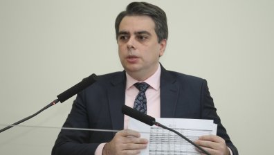 Министър Василев: Край на раздаването на пари на калпак и в чували