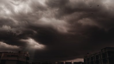 Предупреждение! Жълт код за гръмотевични бури, силен вятър и градушки в 11 области