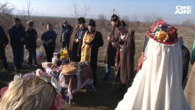 В Мъглиж отбелязаха Трифон Зарезан с вино и кръшни хора