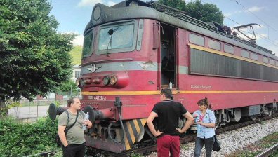 Камък счупи прозореца на локомотив и рани машиниста на влака Варна-Враца