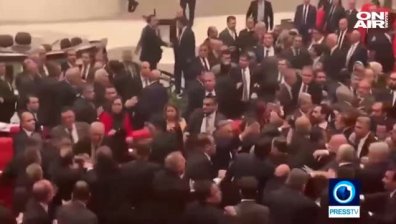 Меле в турския парламент след обвинение срещу Ердоган (+Видео)