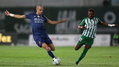 Грубиянинът Пепе предизвика масов бой по време на "Порто" - "Рома" (+ВИДЕО)