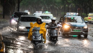 Супертайфун с ветрове над 315 км/ч връхлетя Филипините