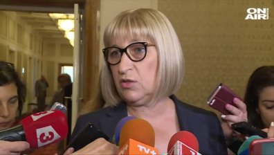 Цецка Цачева застана на парламентарната трибуна в нова роля