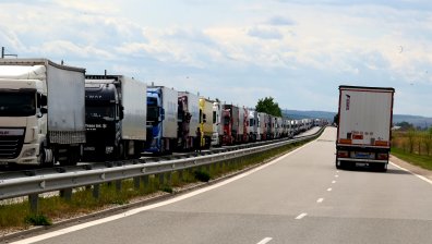 Напрежение на "Дунав мост" - 12 км опашка от ТИР-ове, шофьори чакат по 30 часа 
