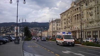 Двама полицаи загинаха при стрелба в Италия