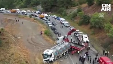 Сватбари загинаха след челен сблъсък между микробус и цистерна за мляко