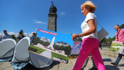 Фандъкова: Няколко палатки не пречат за демонтирането на Паметника на Съветската армия