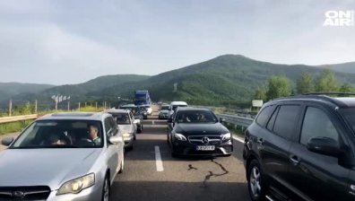 Изнервени шофьори - пак се образува километрична тапа на "Хемус" 