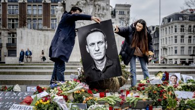 Гняв, сълзи, арести, руснаци палят паспортите си - Навални ги събра (СНИМКИ)