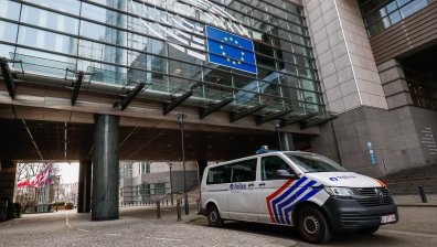 Кайли, обвинена в корупция, направи частични самопризнания, партньорът ѝ отговарял за подкупите