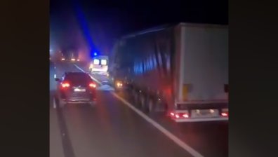 Меле на "Тракия": Кола е върху мантинелата, ТИР е обърнат, линейка е ударена (+ВИДЕО)