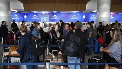 Тотален хаос на летищата в Обединеното кралство, пътници чакат с часове