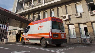 Шофьор заспа и се заби в дърво, докато вози двете си деца на задната седалка