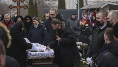 С песни на Синатра изпратиха Алексей Навални и със скандирания: "Не на Путин"