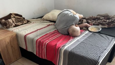 Домове на ужаса: Унижение и мизерия за възрастните, хранят ги като животни (СНИМКИ)