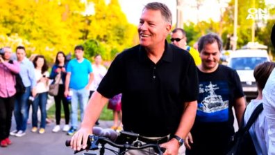 Румънският президент яхна колело из Букурещ