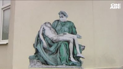 Колаж на "Пиета" на Микеланджело на фасадата на "Пирогов"