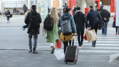 МО извозва безплатно бежанците от румънската граница, автобусите са по разписание