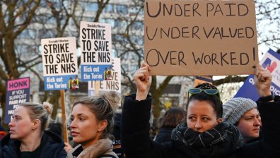 Медицинските сестри във Великобритания зарязаха пациенти и стачкуваха за по-високи заплати