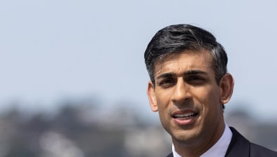 Сунак разходи кучето си без каишка в лондонски парк, но му се размина