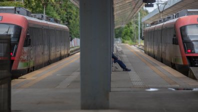 Момичета скочиха в движение от влак