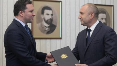 Кандидатът на премиер на ГЕРБ-СДС Даниел Митов върна мандата на президента