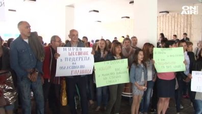 Лекарите от болницата в Ловеч на протест... местната власт на коктейл