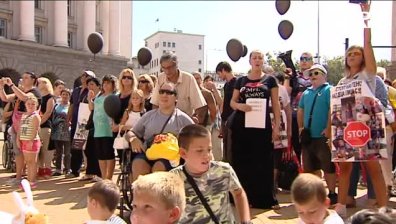 Черни балони пред народното събрание