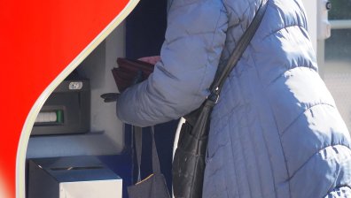 Задържаха жена, изтеглила над 70 хил. евро от чужда банкова сметка