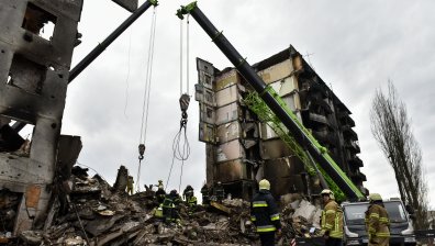 Световната банка прогнозира икономиката на Украйна да се свие почти наполовина през 2022 г.