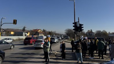 "Мръсотия и хаос": Долни Богров блокира достъпа до неделния пазар