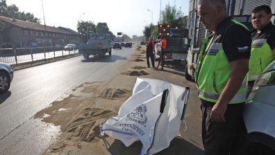 Цистерна разля тонове масло в София, последваха огромни задръствания