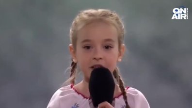 Малката Амелия трогна хиляди в Полша с изпълнението си на украинския химн (+ВИДЕО)
