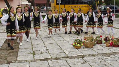 Лазаровден е! Млади момичета изпълняват обичая лазаруване