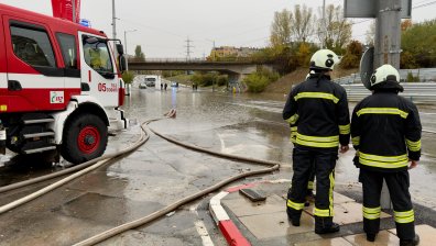 Аварийни екипи отводняват части от София след дъжда (СНИМКИ)
