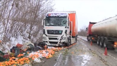 Румънски ТИР удари микробус край Полски Тръмбеш