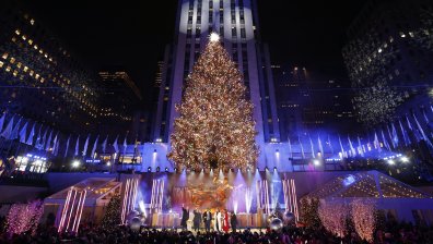 Коледният дух в Ню Йорк: Пищна церемония постави началото на празничния месец