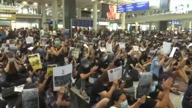 Протестиращи блокираха летището в Хонконг