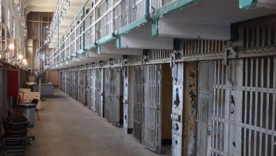 25-годишен пребил майка си с думите "Не искам да те виждам, ще те убия", задържаха го