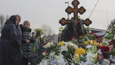 Навални изпратил картичка на майка си в деня на смъртта си, тя поднесе цветя на гроба му