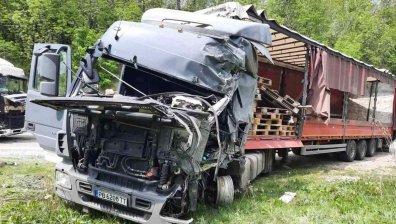 Катастрофа между четири ТИР-а блокира движението през Ришкия проход