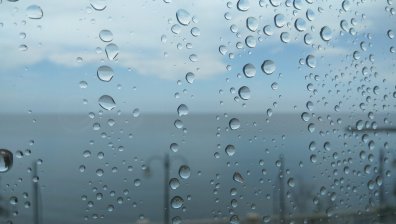 Жълт и оранжев код за обилни дъждове и гръмотевични бури в половин България